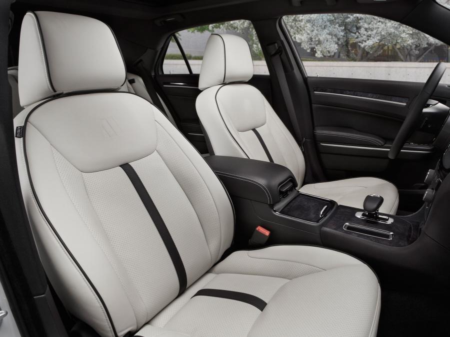  Chrysler 300C Motown 2013 года  (фото 11 из 15)